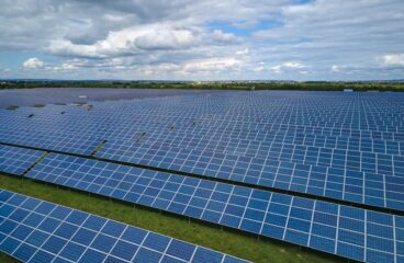 Comment intégrer une centrale solaire au sol dans un système énergétique local ?